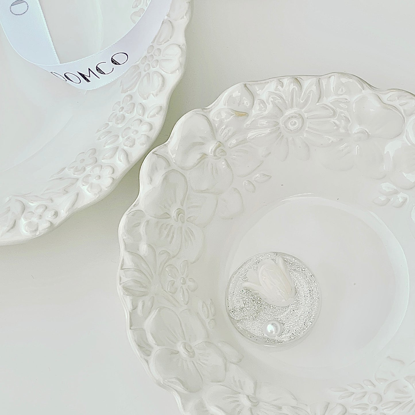 {{ product.title }} - {{ shop.name }}