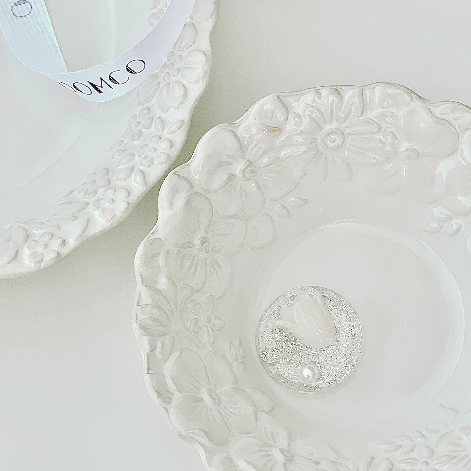 {{ product.title }} - {{ shop.name }}