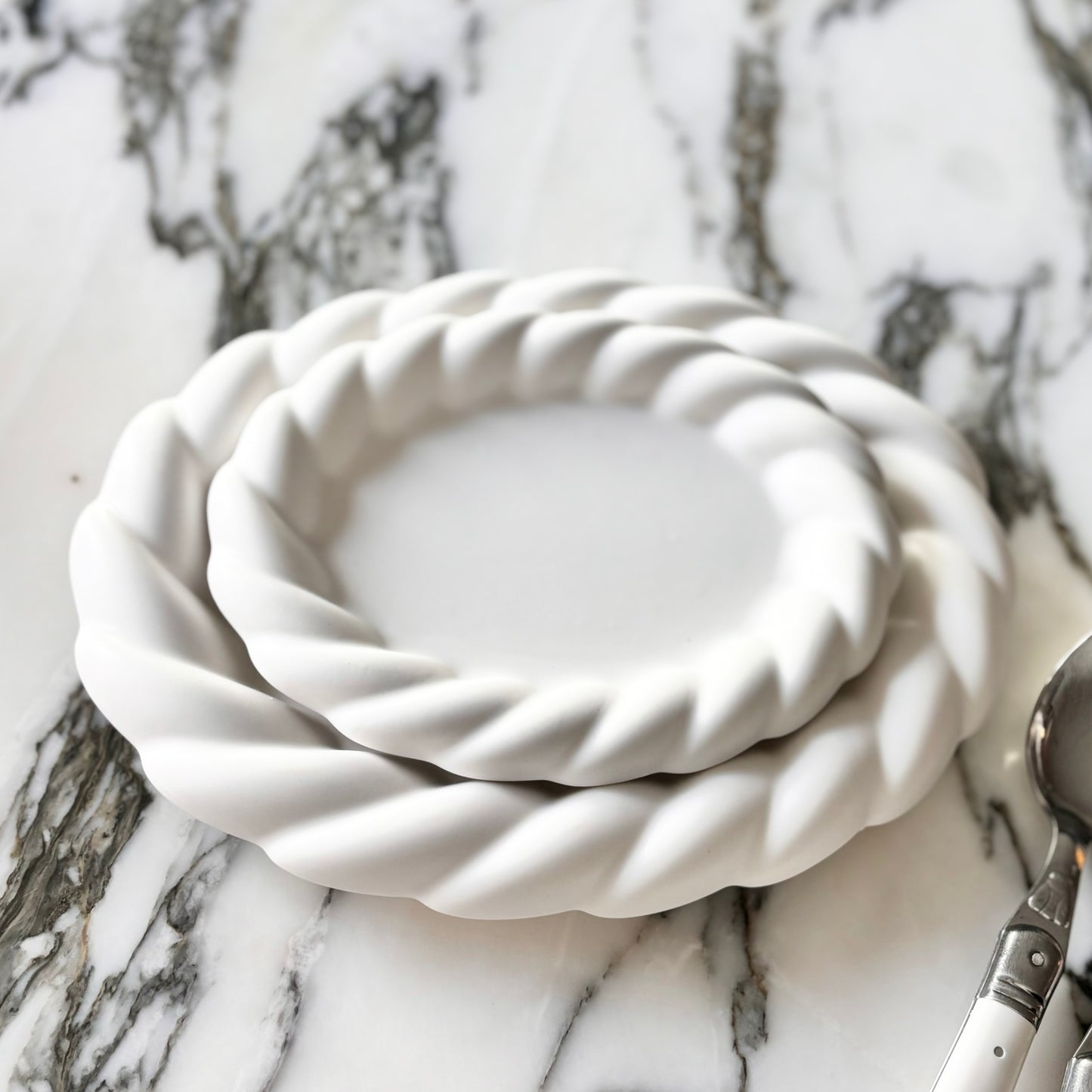 {{ product.title }} - {{ shop.name }}