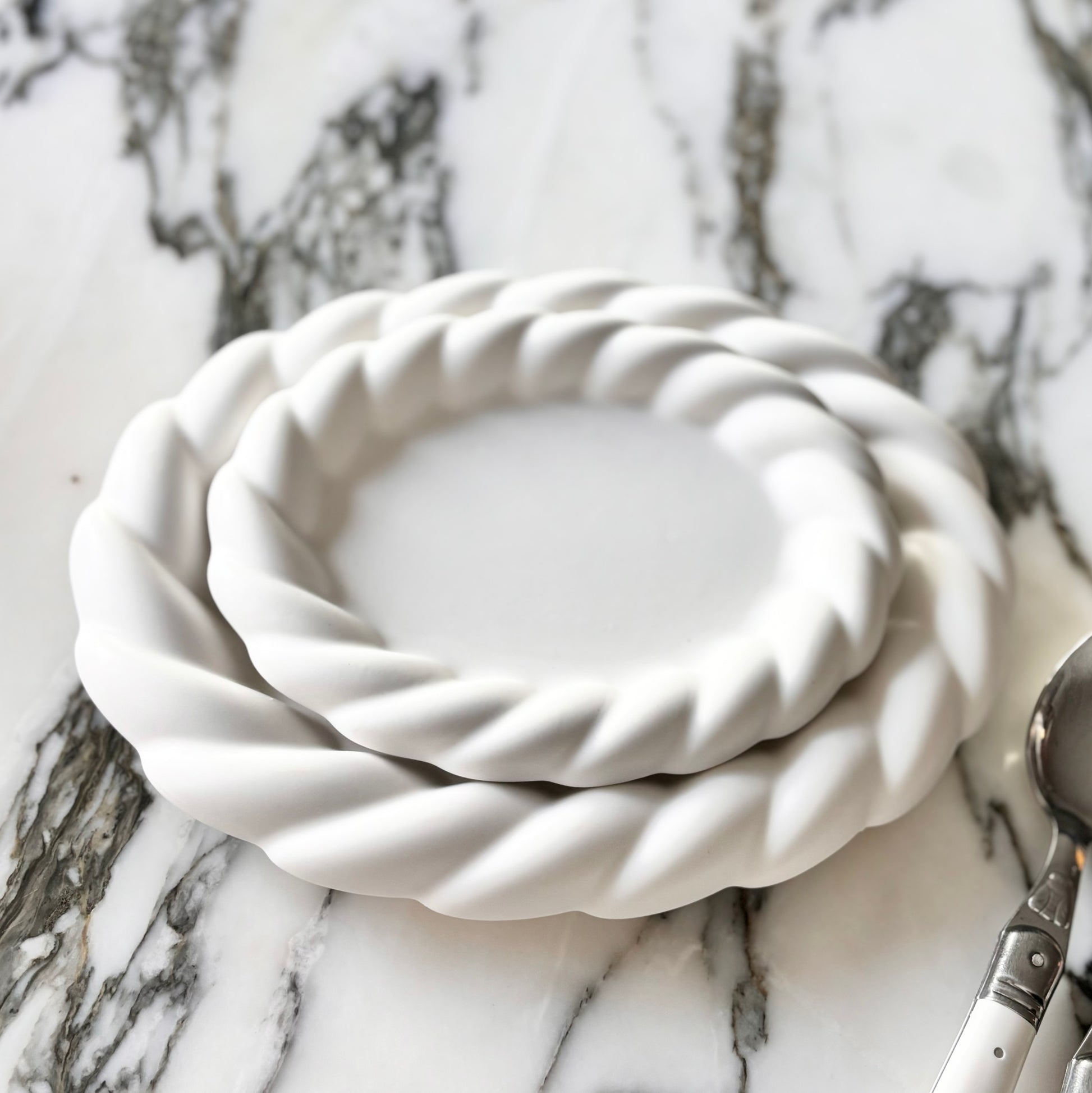 {{ product.title }} - {{ shop.name }}
