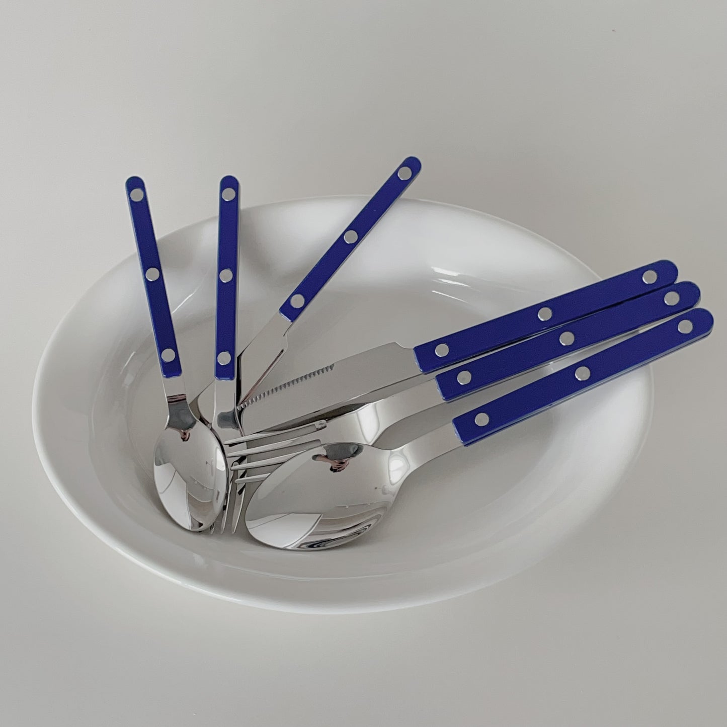 {{ product.title }} - {{ shop.name }}