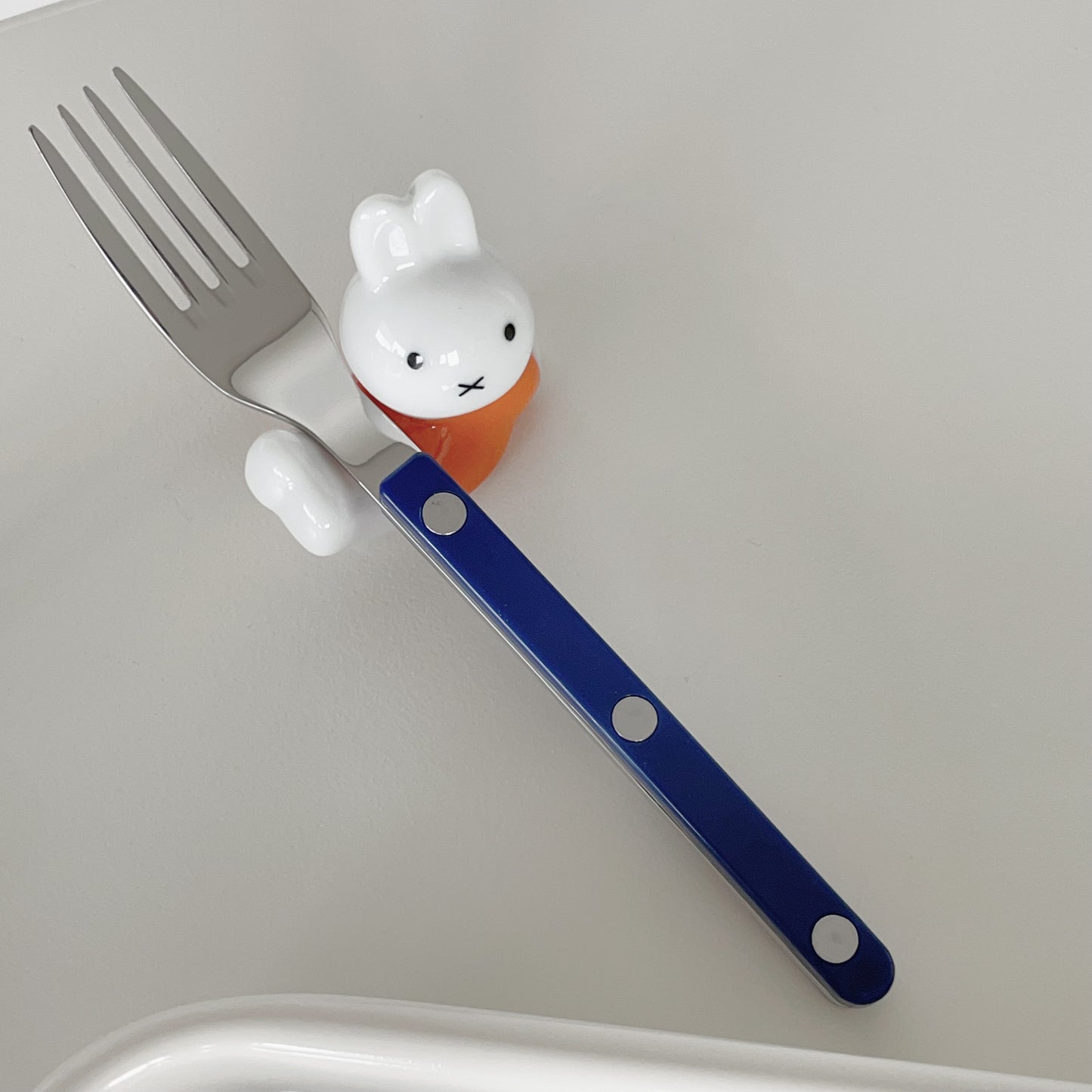 {{ product.title }} - {{ shop.name }}