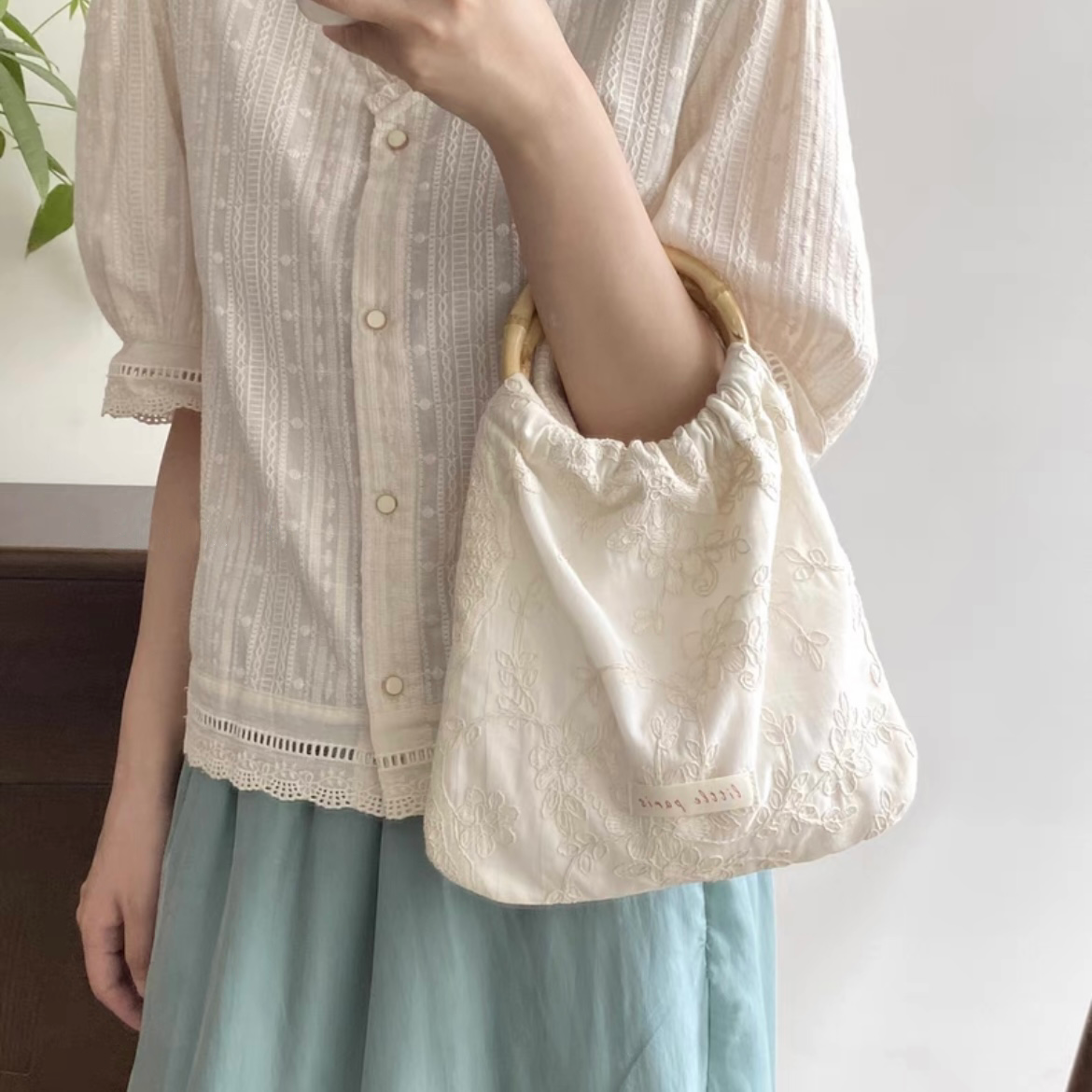 {{ product.title }} - {{ shop.name }}