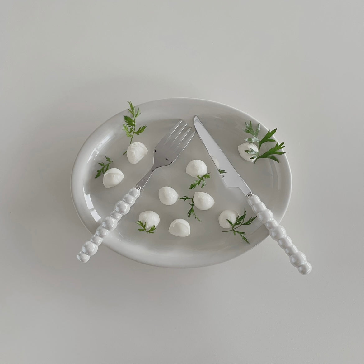 {{ product.title }} - {{ shop.name }}