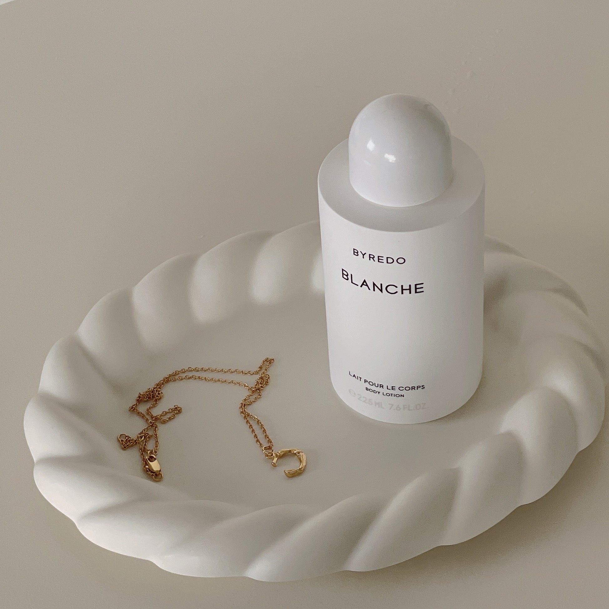 {{ product.title }} - {{ shop.name }}