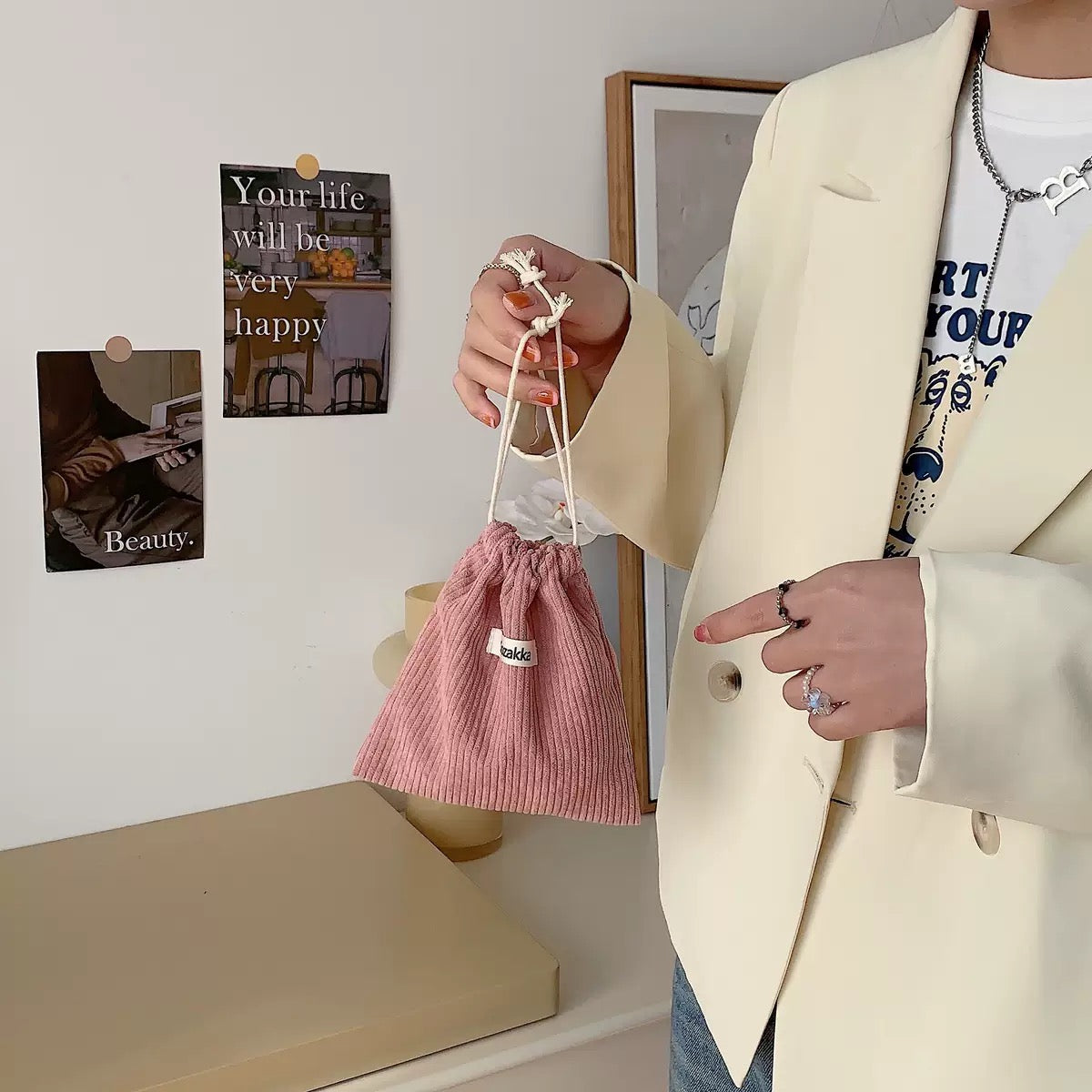 {{ product.title }} - {{ shop.name }}