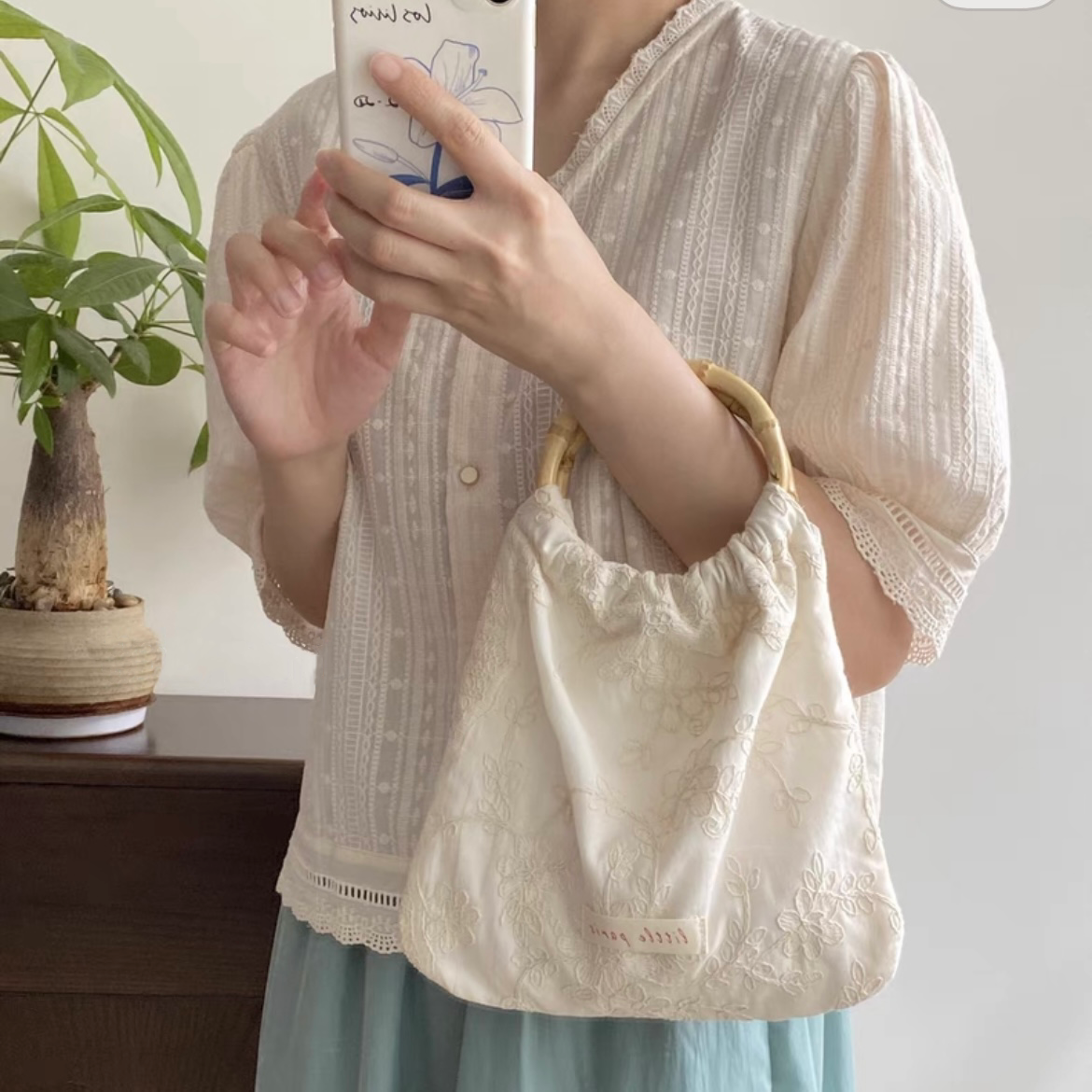 {{ product.title }} - {{ shop.name }}