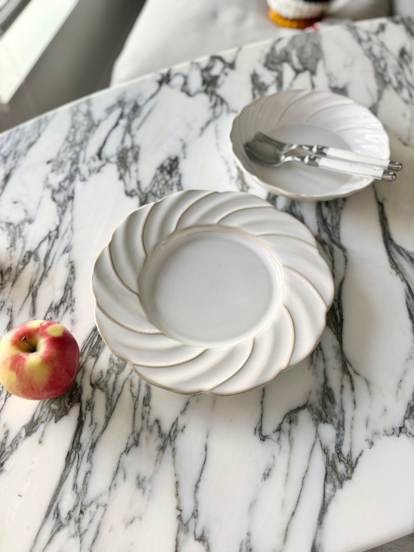 {{ product.title }} - {{ shop.name }}