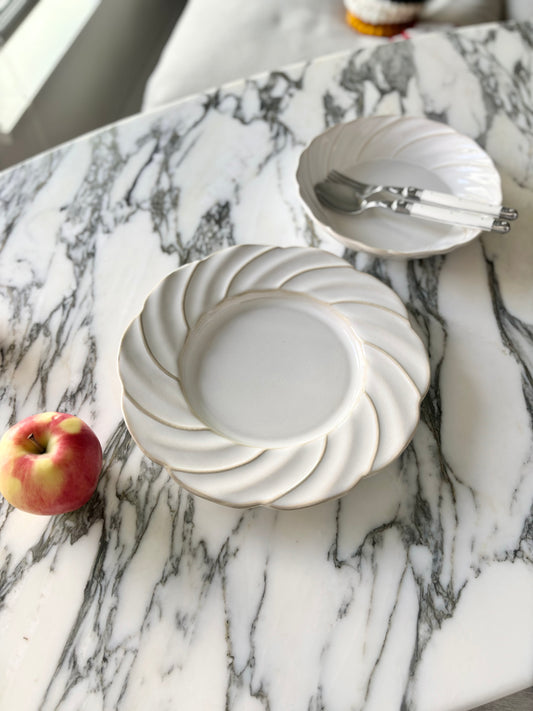 {{ product.title }} - {{ shop.name }}