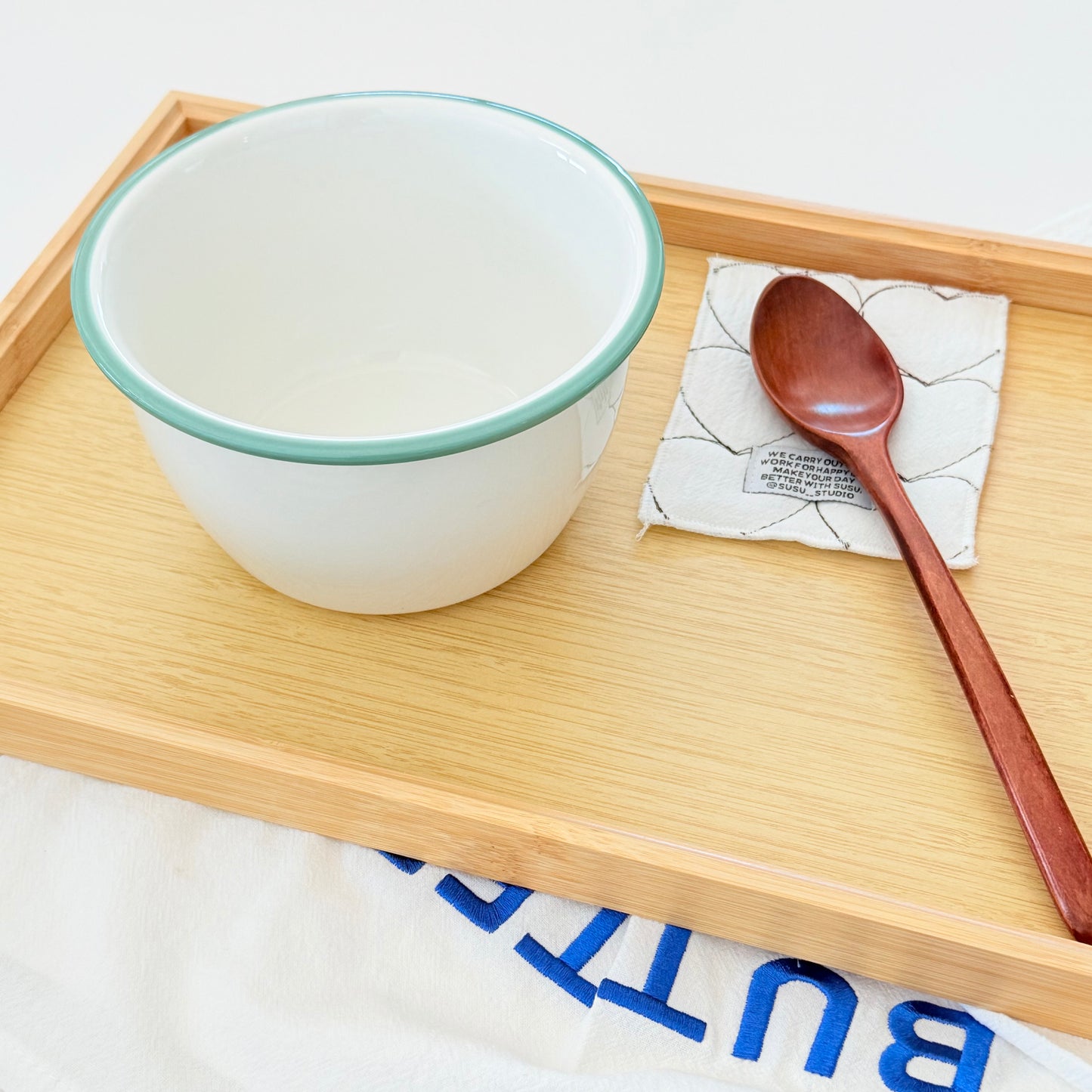 {{ product.title }} - {{ shop.name }}