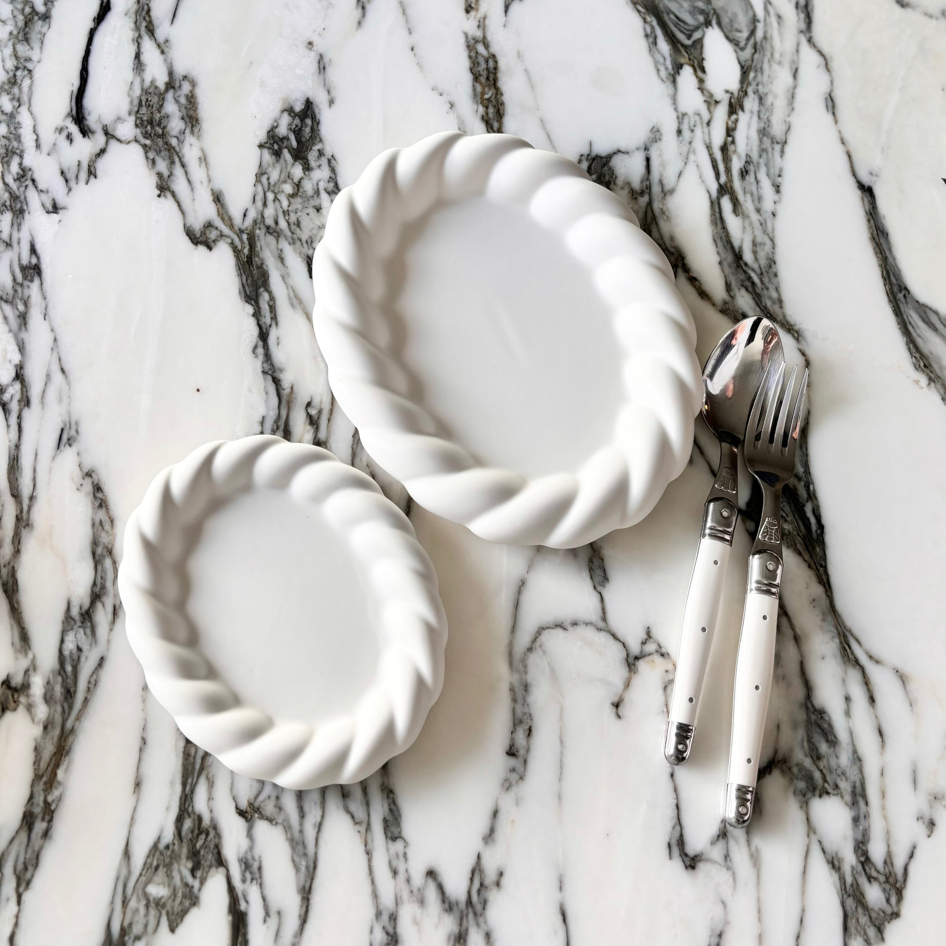 {{ product.title }} - {{ shop.name }}