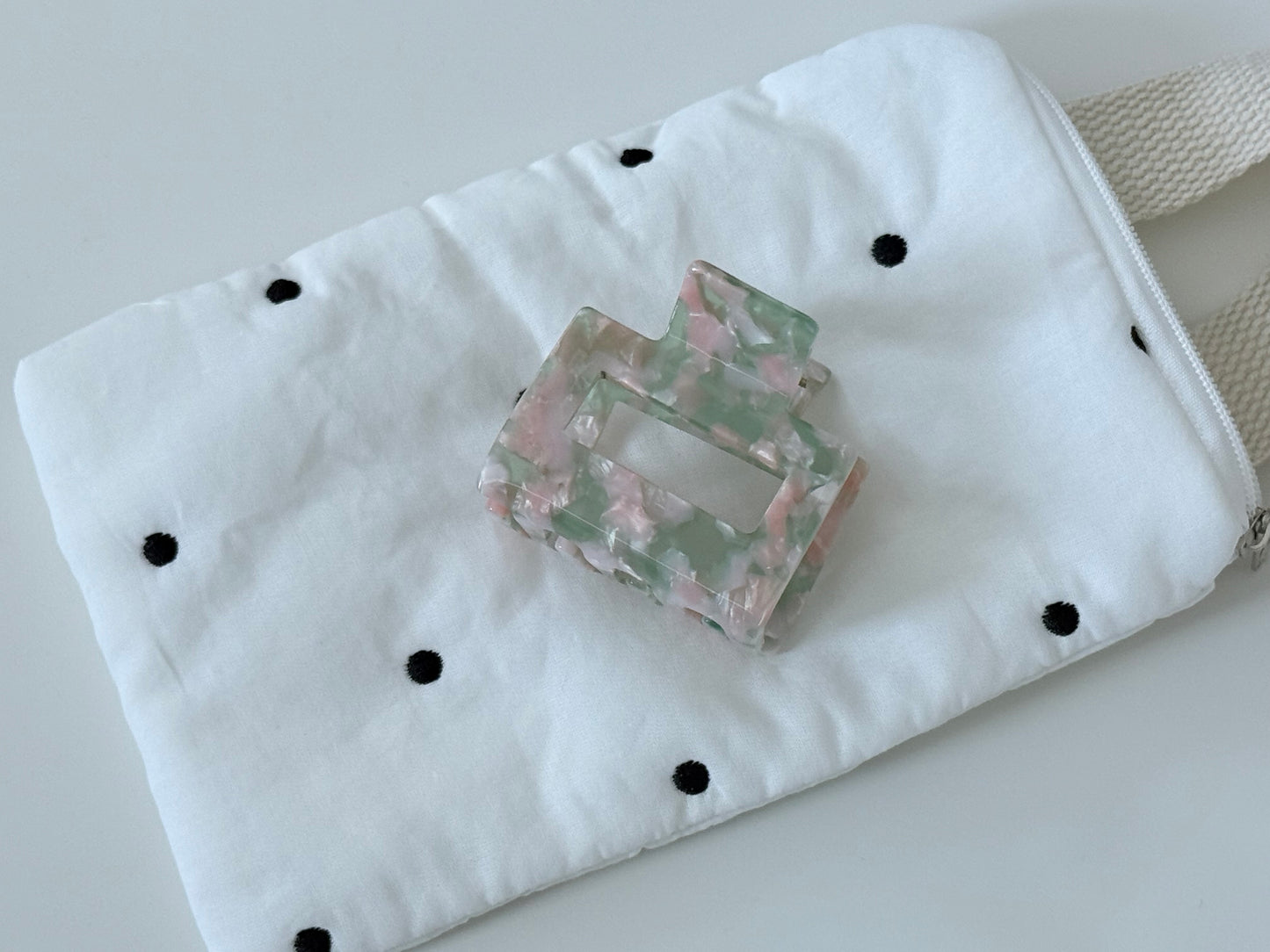 {{ product.title }} - {{ shop.name }}