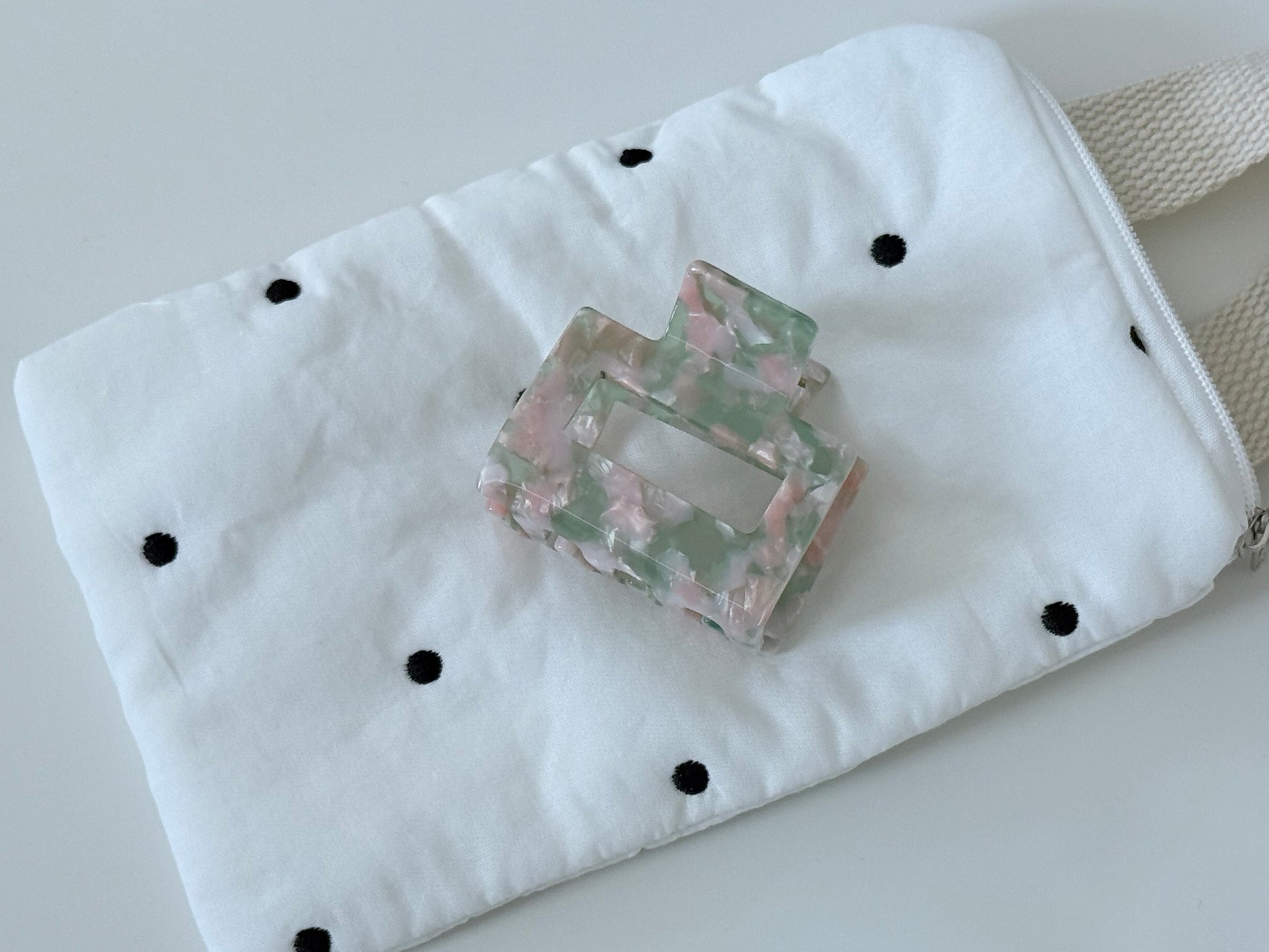 {{ product.title }} - {{ shop.name }}