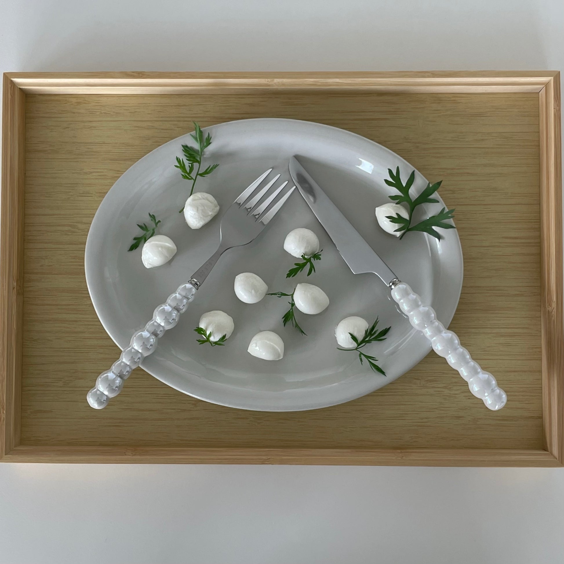 {{ product.title }} - {{ shop.name }}
