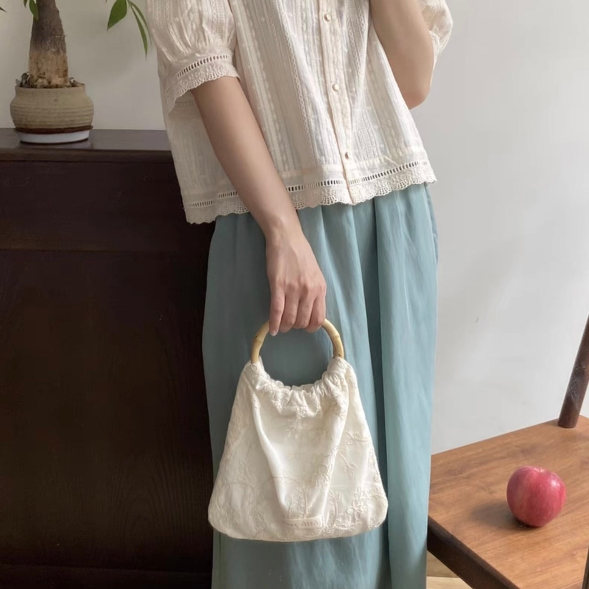 {{ product.title }} - {{ shop.name }}