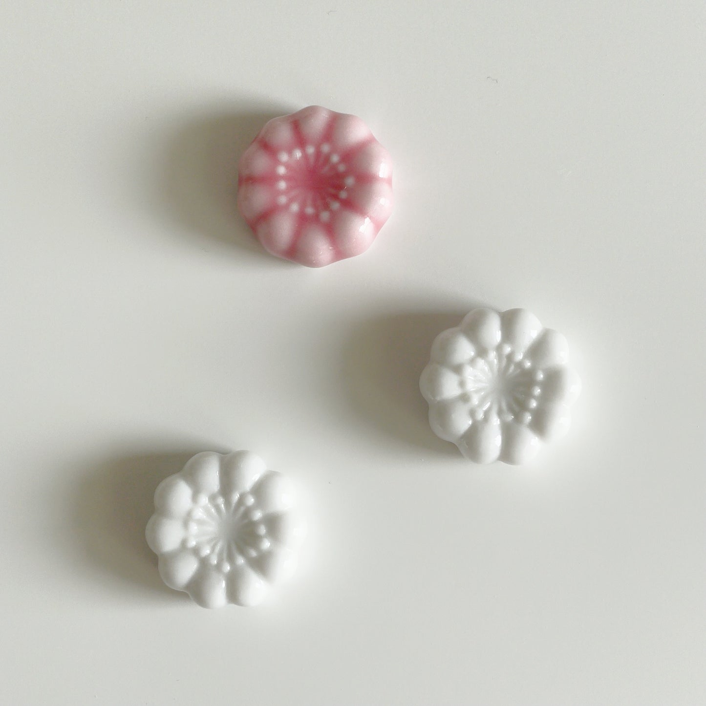 {{ product.title }} - {{ shop.name }}