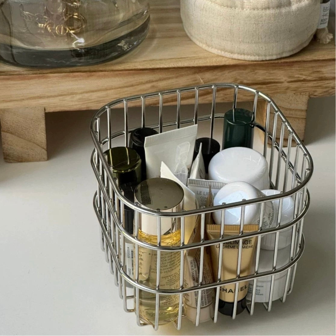 {{ product.title }} - {{ shop.name }}