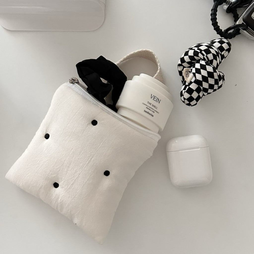 {{ product.title }} - {{ shop.name }}
