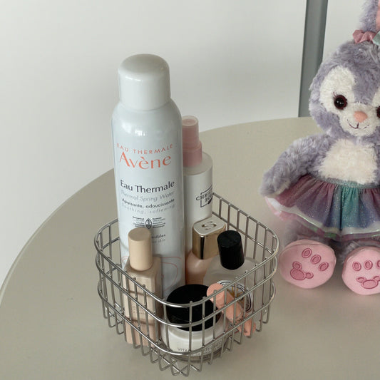 {{ product.title }} - {{ shop.name }}