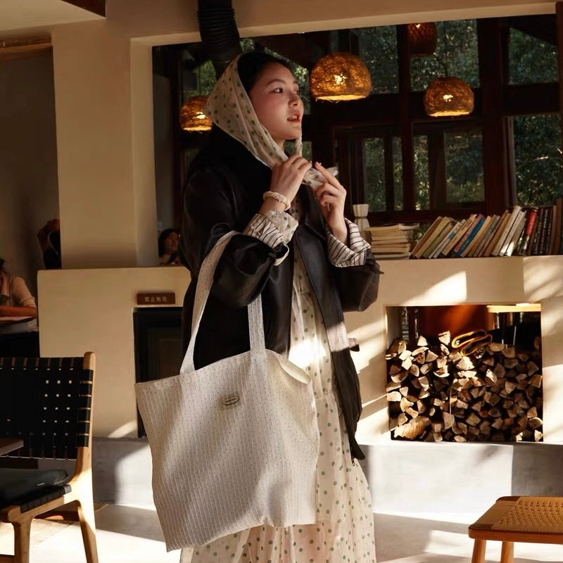 {{ product.title }} - {{ shop.name }}