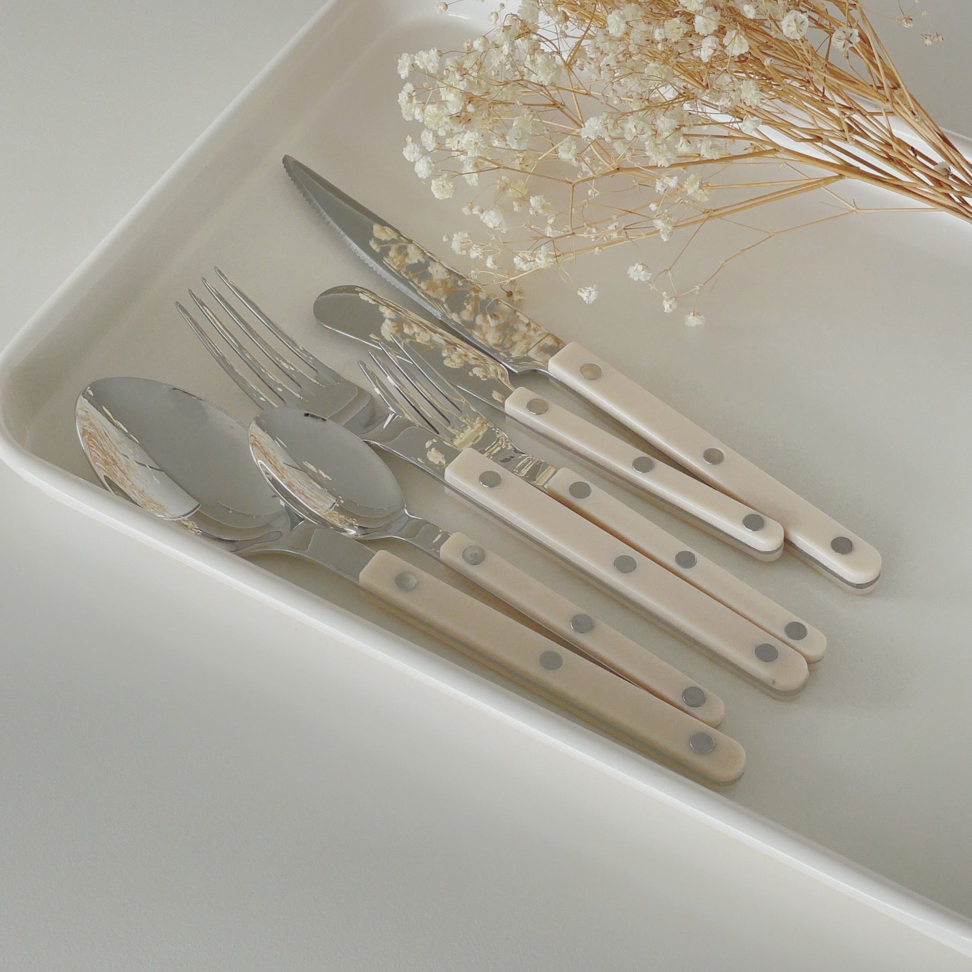 {{ product.title }} - {{ shop.name }}
