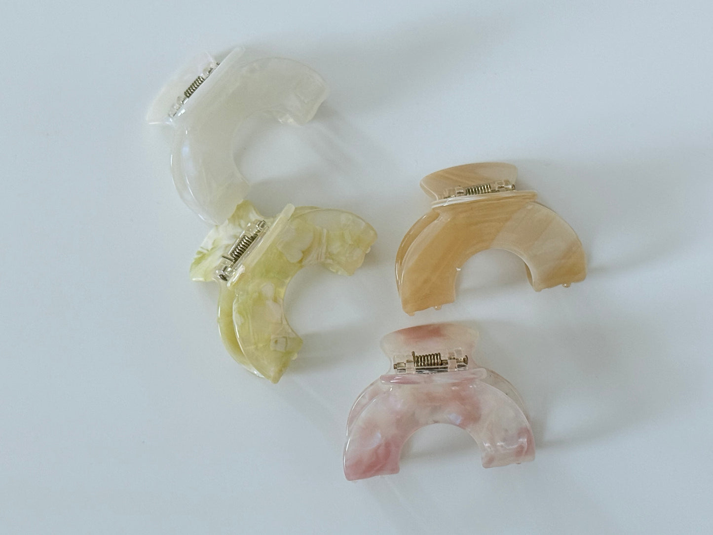 {{ product.title }} - {{ shop.name }}