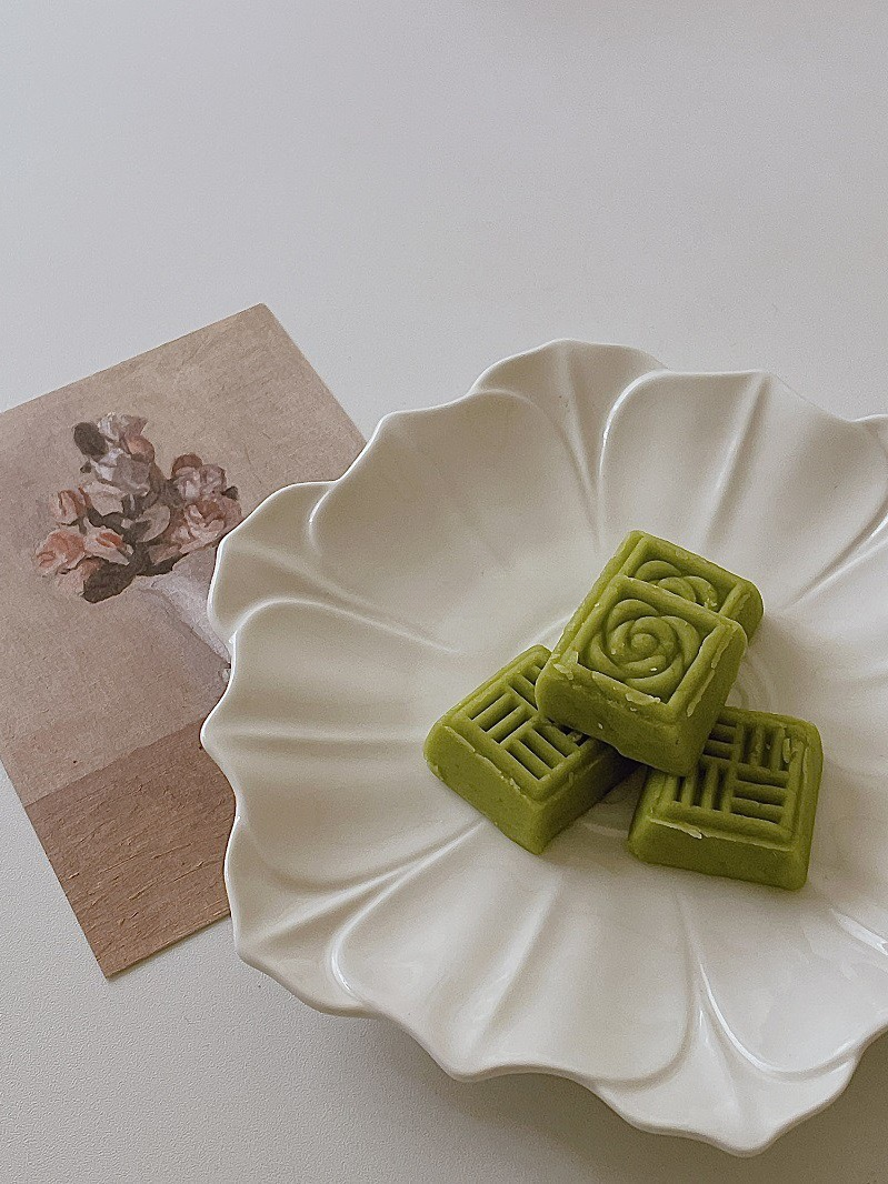 {{ product.title }} - {{ shop.name }}