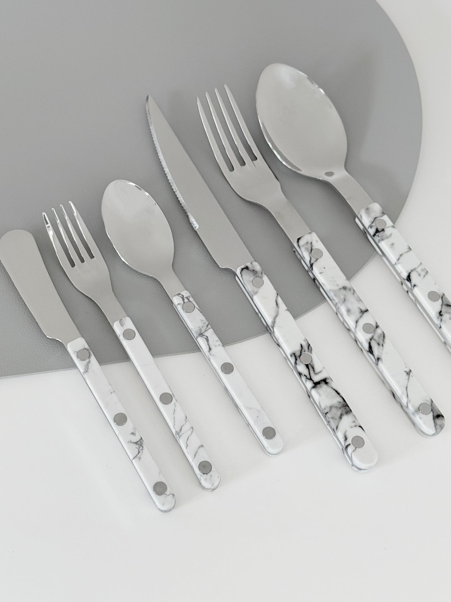 {{ product.title }} - {{ shop.name }}