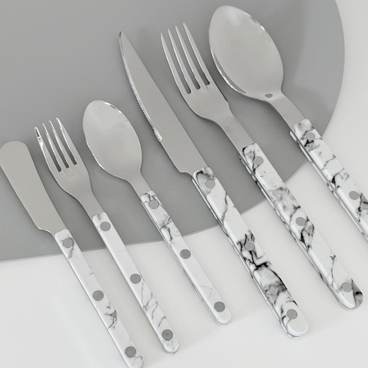 {{ product.title }} - {{ shop.name }}