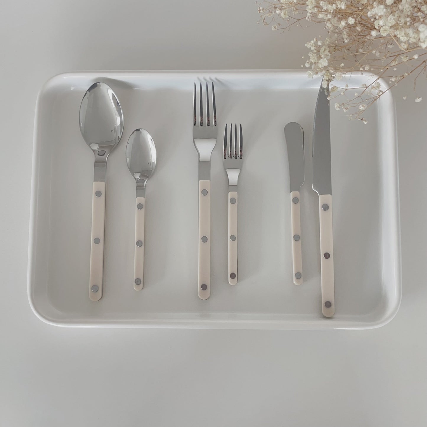 {{ product.title }} - {{ shop.name }}