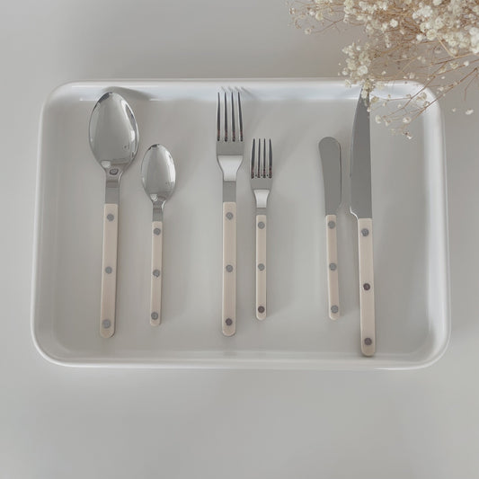 {{ product.title }} - {{ shop.name }}
