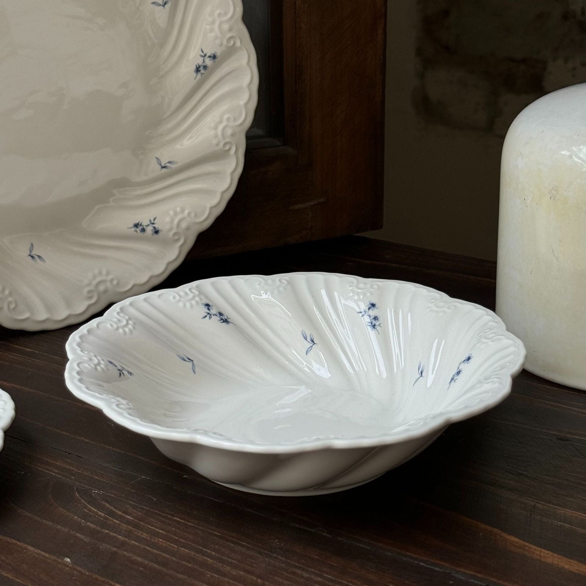 {{ product.title }} - {{ shop.name }}