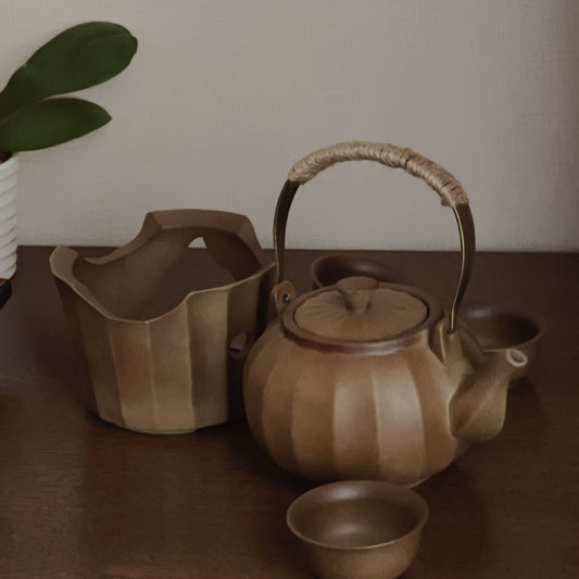 {{ product.title }} - {{ shop.name }}