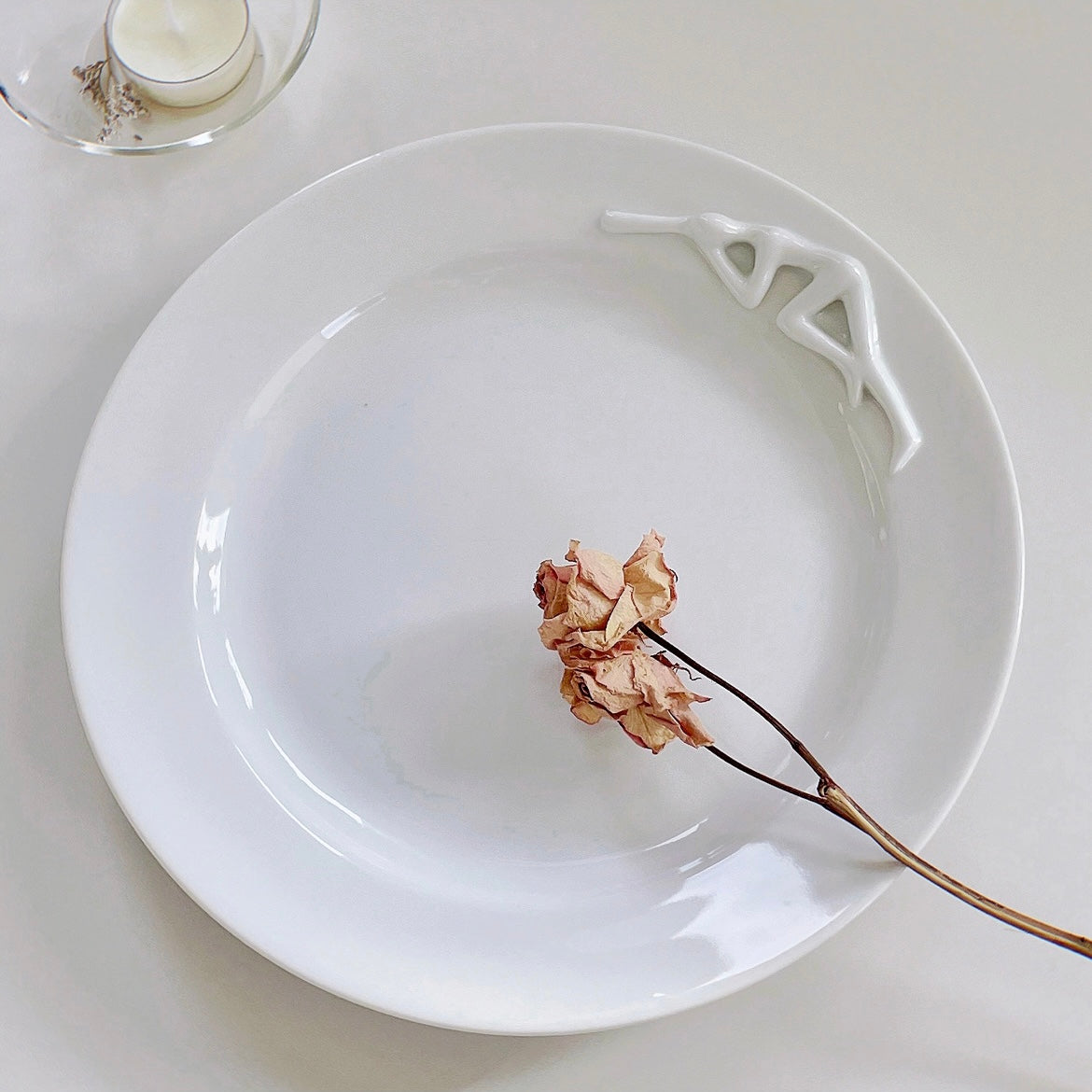{{ product.title }} - {{ shop.name }}