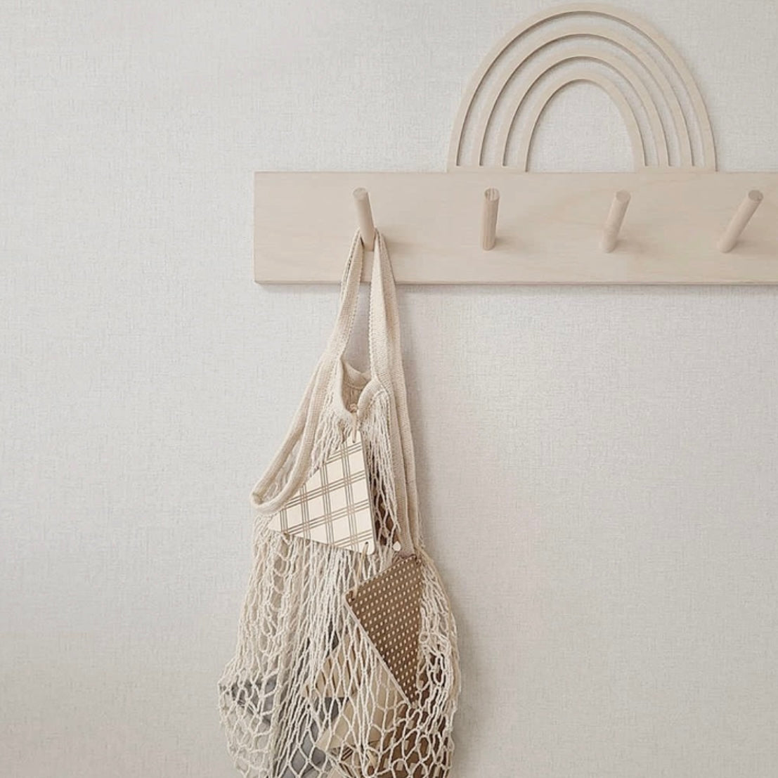 {{ product.title }} - {{ shop.name }}