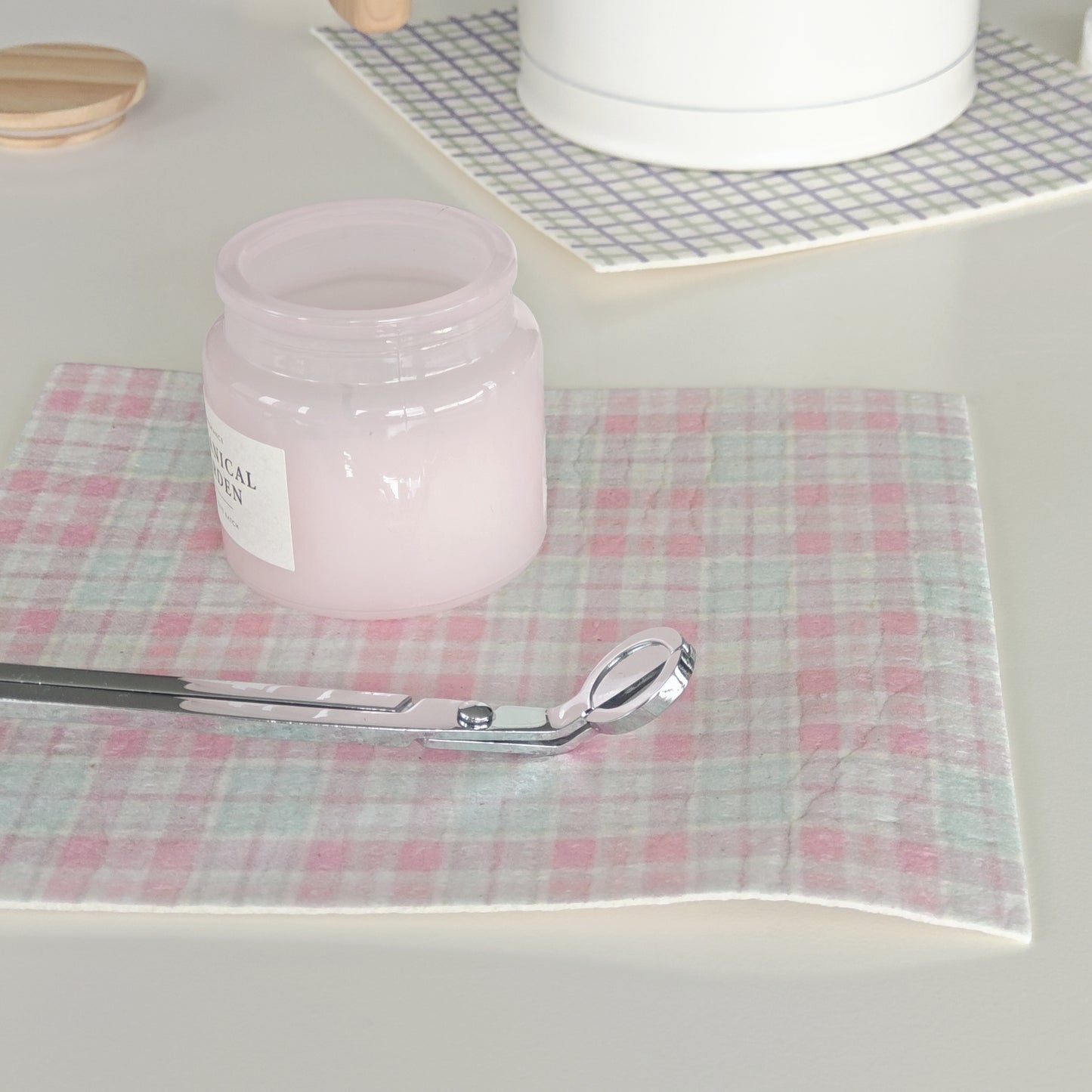 {{ product.title }} - {{ shop.name }}