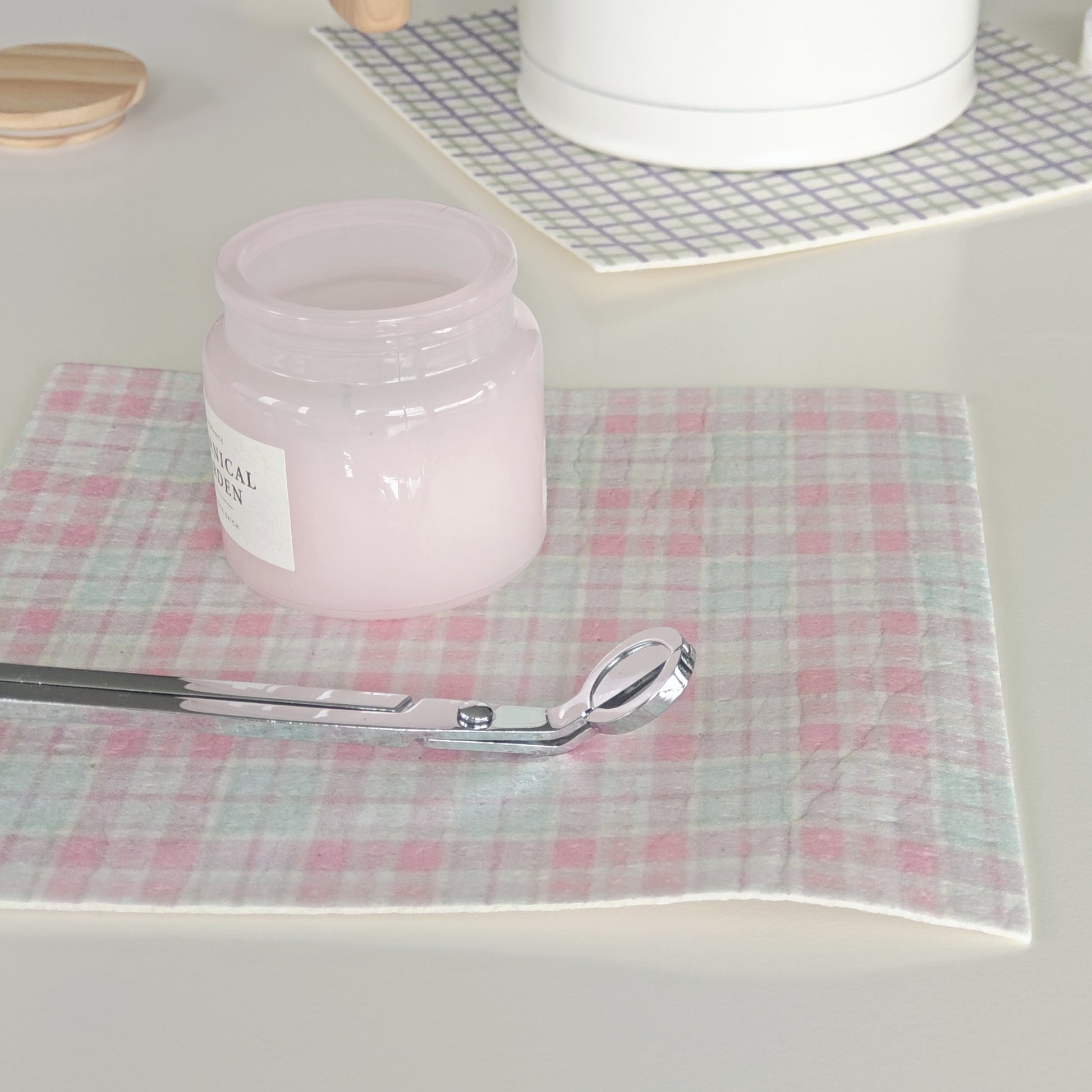 {{ product.title }} - {{ shop.name }}