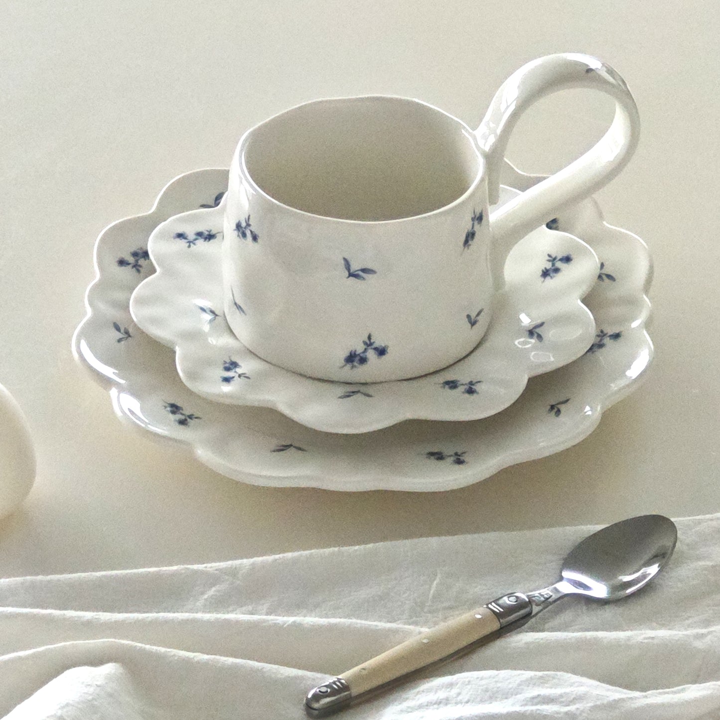 {{ product.title }} - {{ shop.name }}