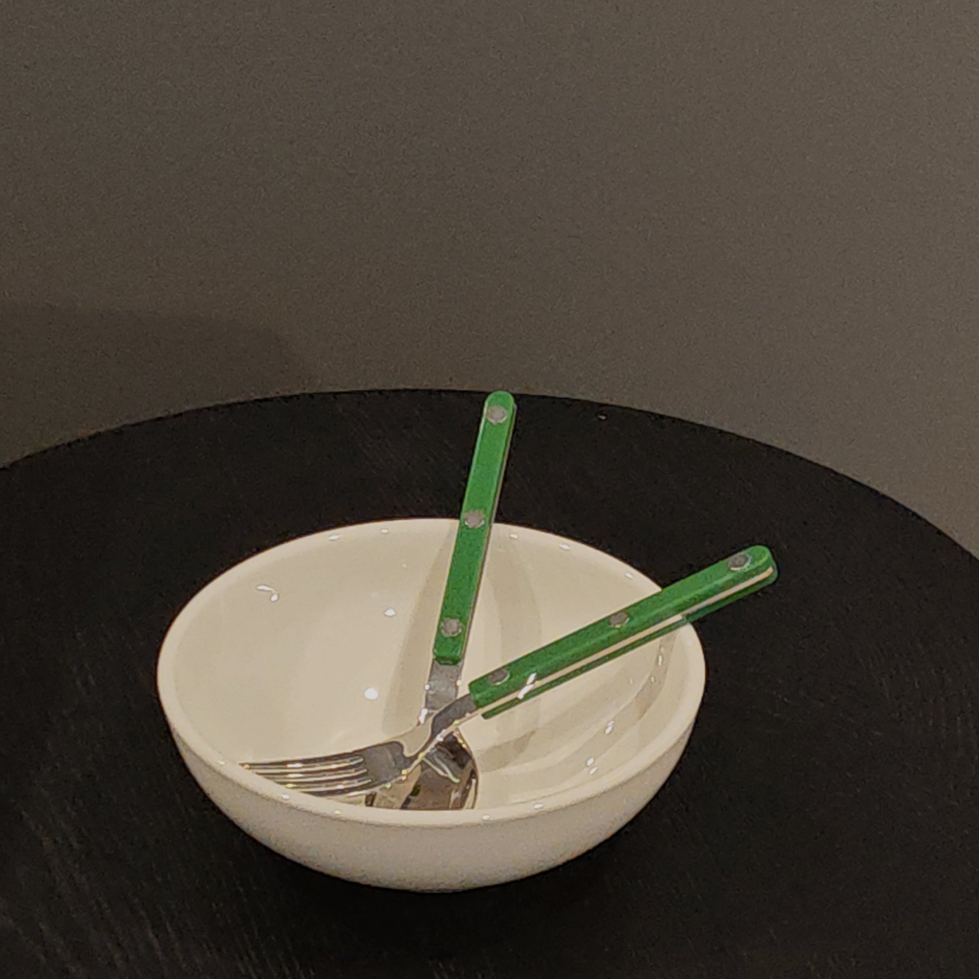 {{ product.title }} - {{ shop.name }}