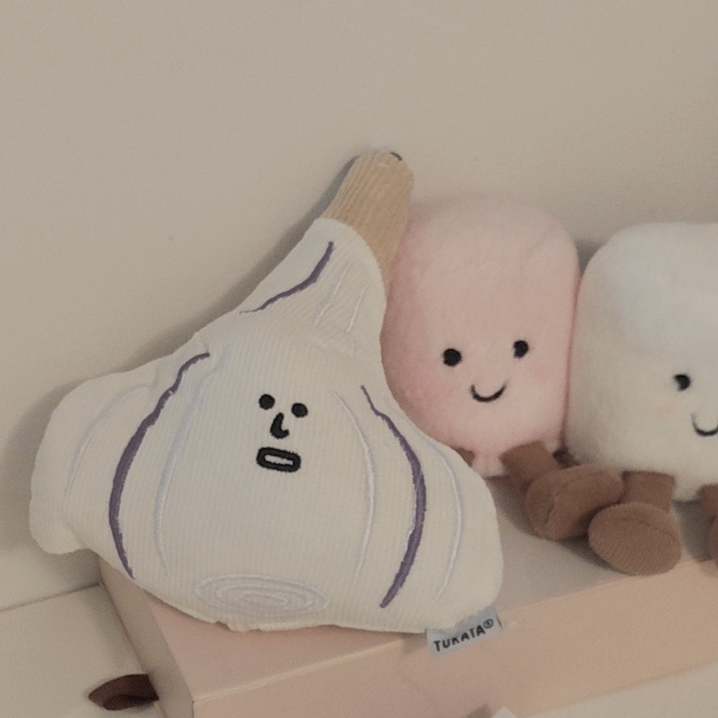 {{ product.title }} - {{ shop.name }}