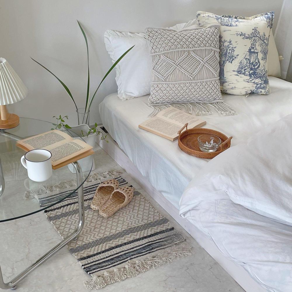 {{ product.title }} - {{ shop.name }}