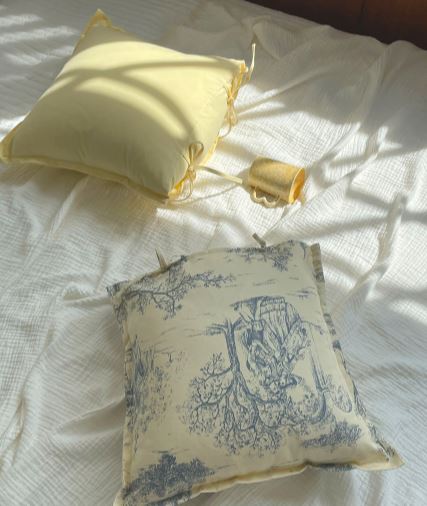 {{ product.title }} - {{ shop.name }}