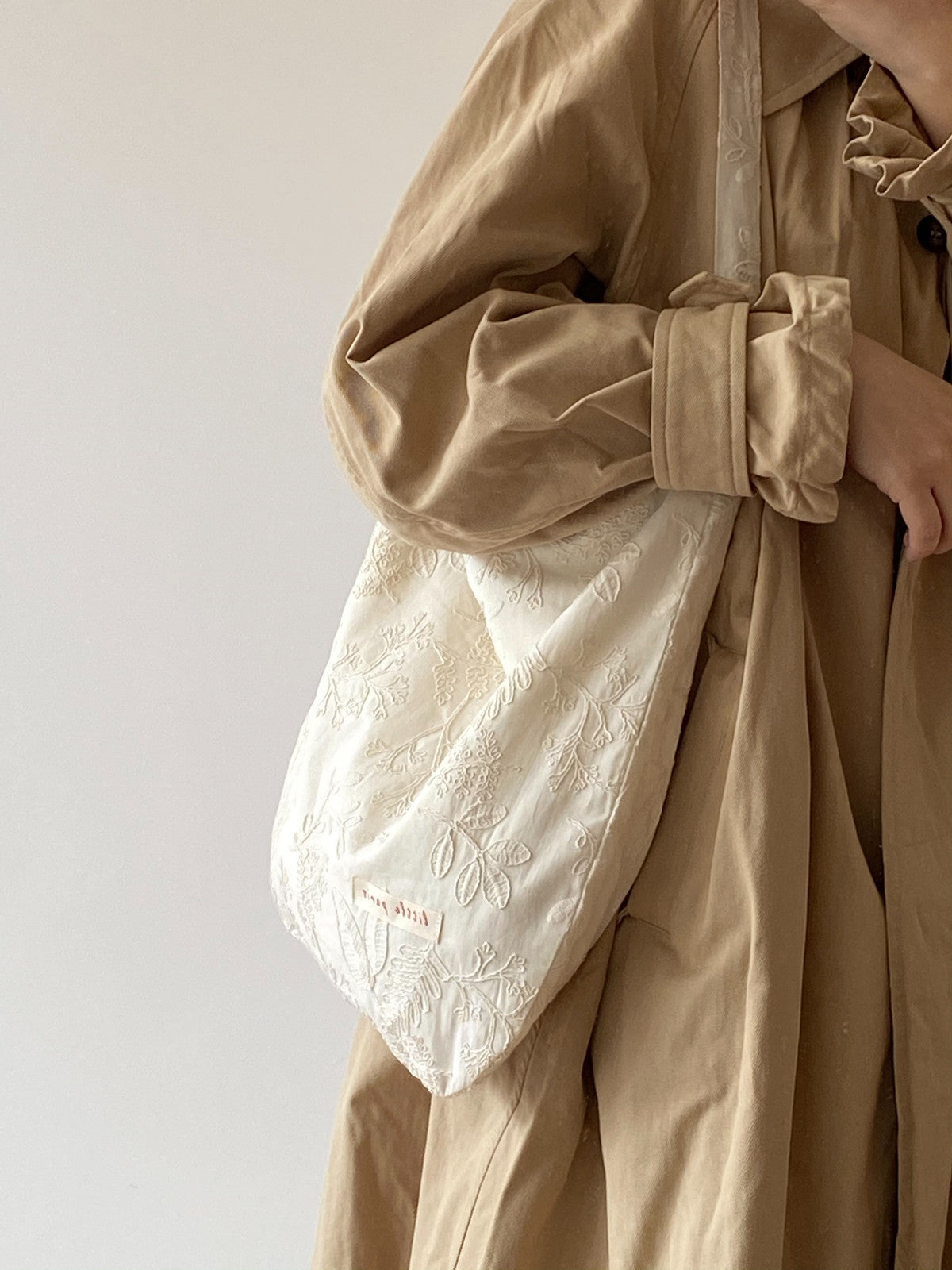 {{ product.title }} - {{ shop.name }}