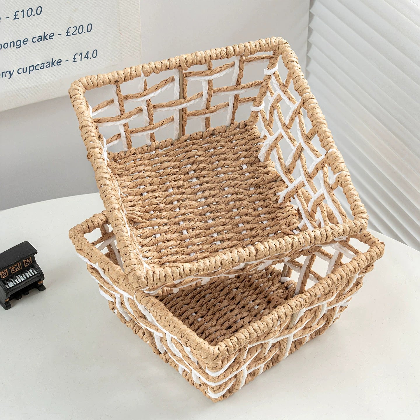{{ product.title }} - {{ shop.name }}