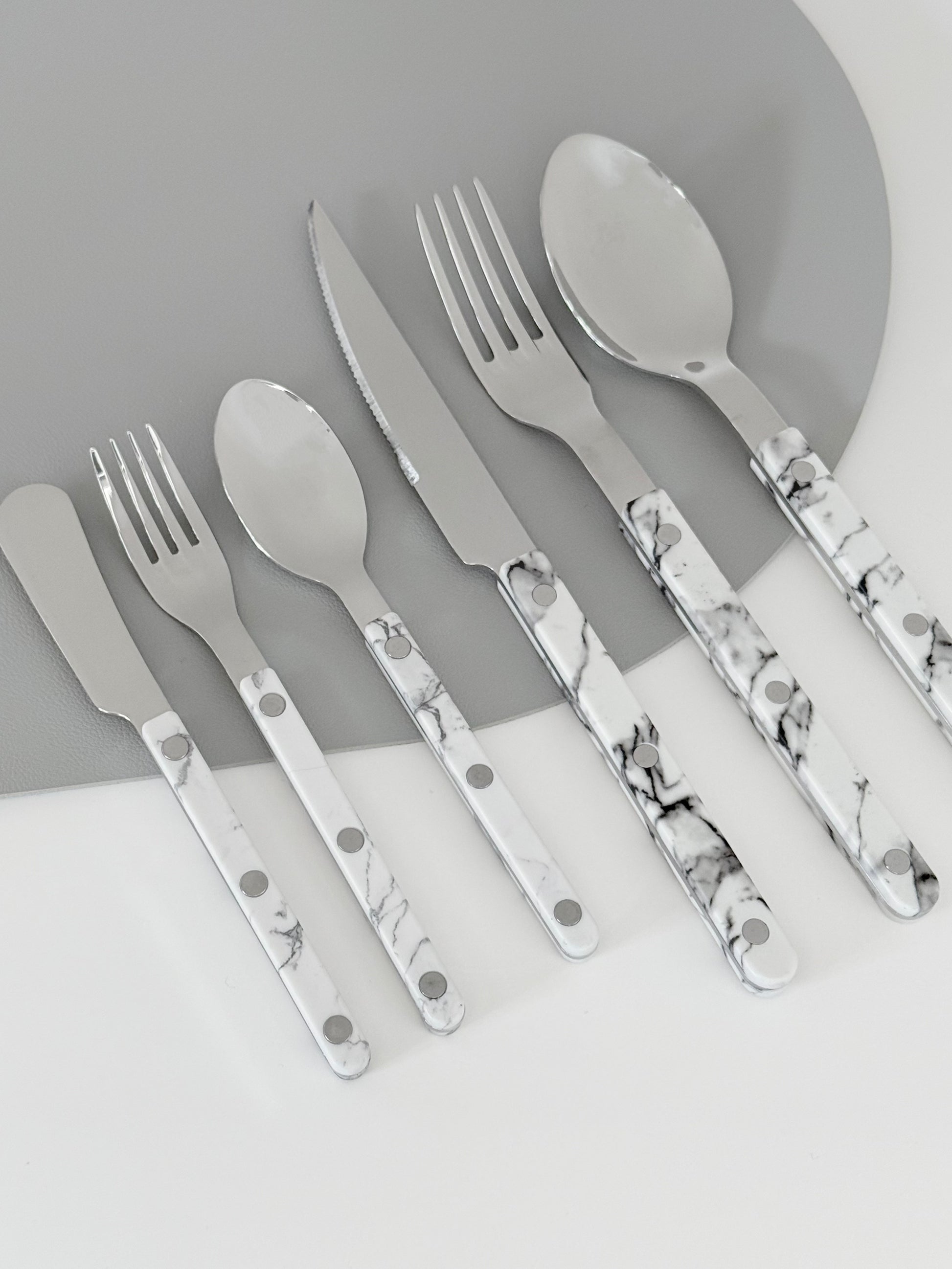{{ product.title }} - {{ shop.name }}