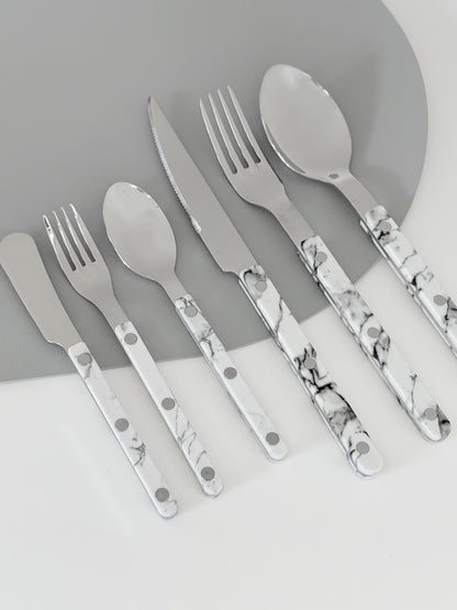 {{ product.title }} - {{ shop.name }}