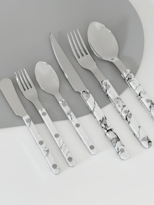 {{ product.title }} - {{ shop.name }}